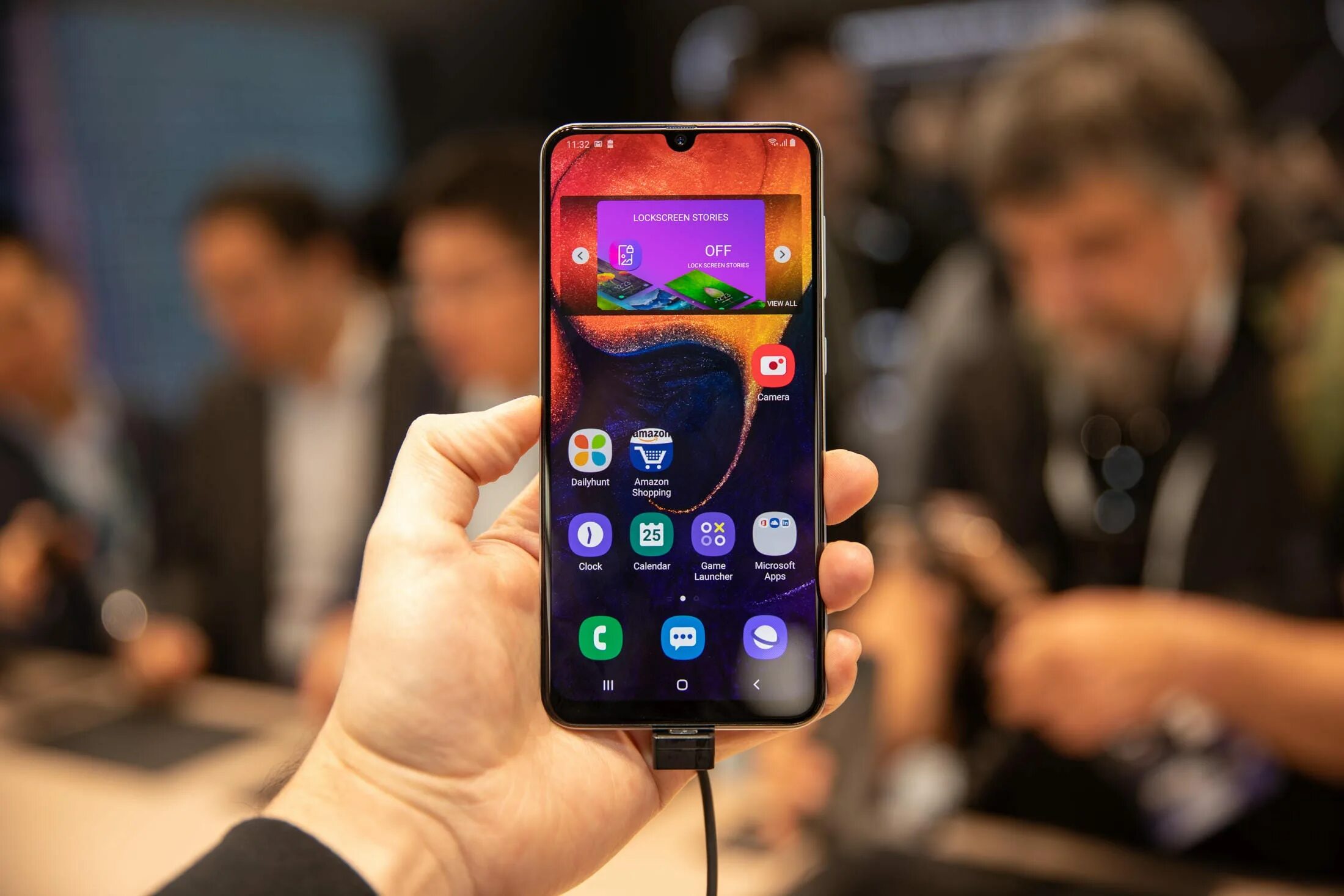 Samsung galaxy a 50. Samsung Galaxy a50 в руке. Самсунг а 50 камера. Samsung Galaxy ф50.