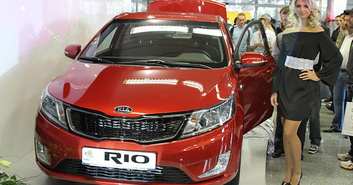 Kia Rio Hyundai Solaris. Автосалон кия Рио. Киа Рио в автосалоне. Самая дешевая Kia Rio. Солярис рио челябинск магазин