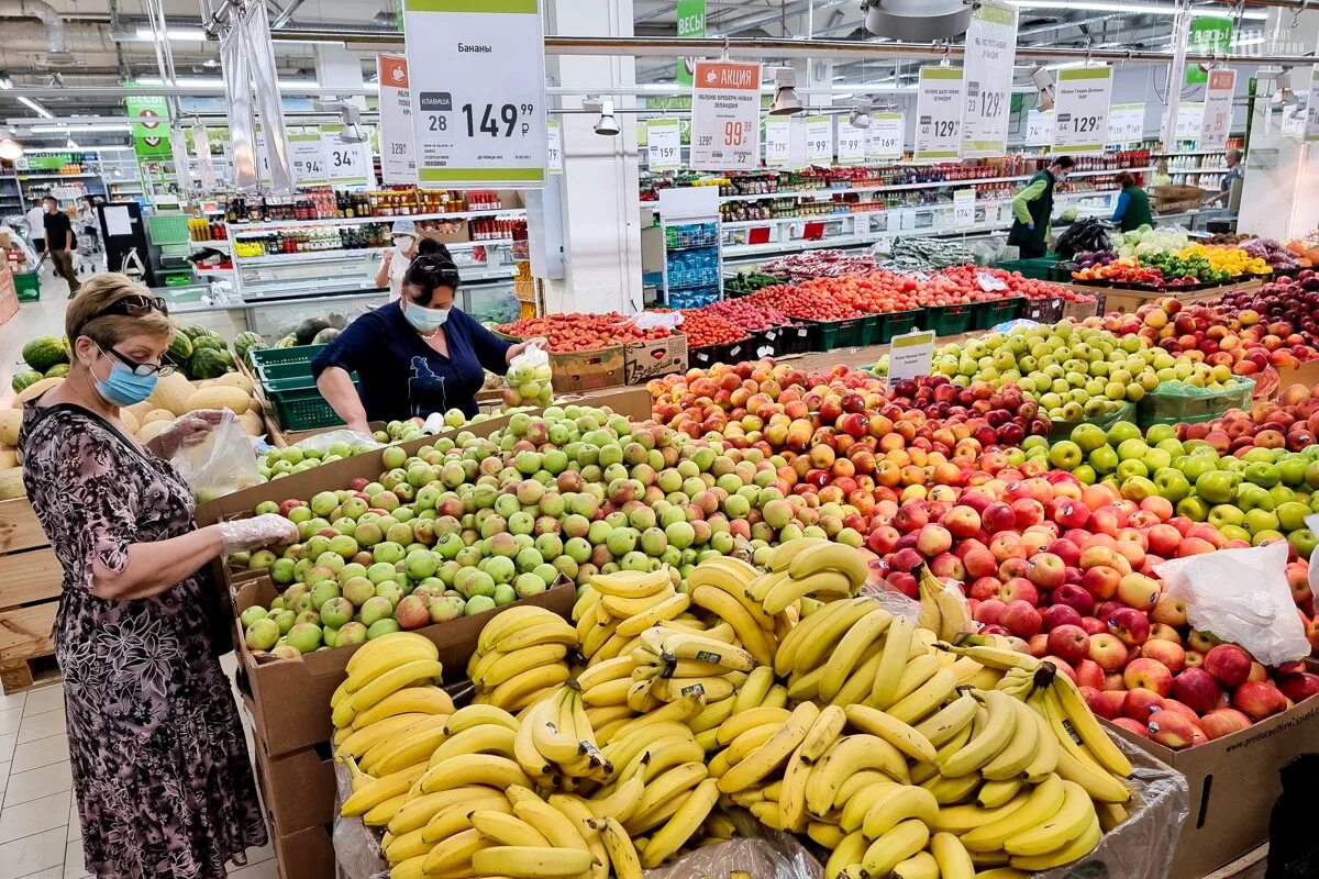 В магазине продаются бананы. Бананы которые продают в магазинах. Бананы на рынке продают. Продаю бананы людей. Бананы продаю шучу