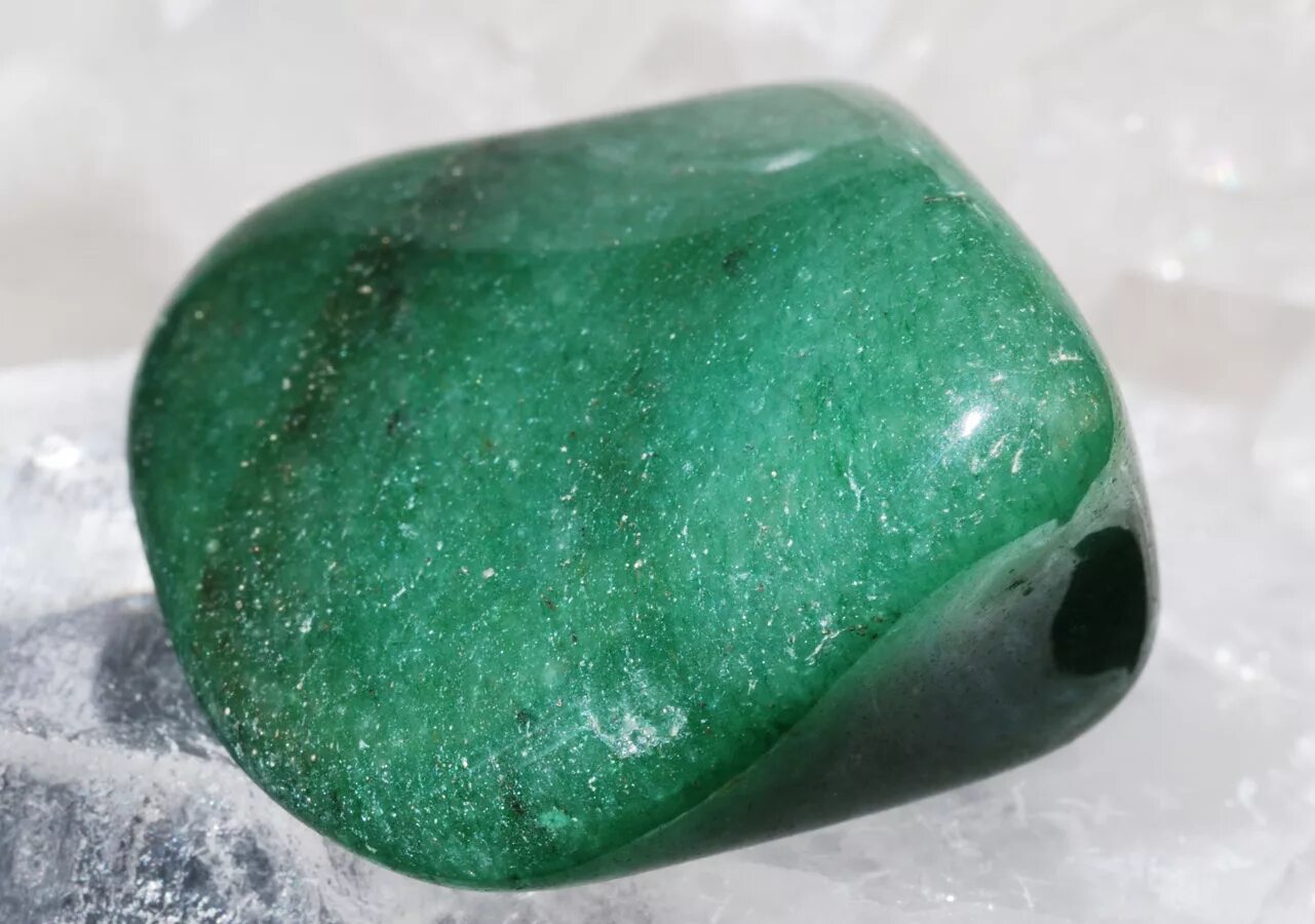 Минерал зелено голубого цвета. Авантюрин (кварц зелёный празем). Green Aventurine камень. Авантюрин нефрит малахит. Авантюрин и зеленый агат.
