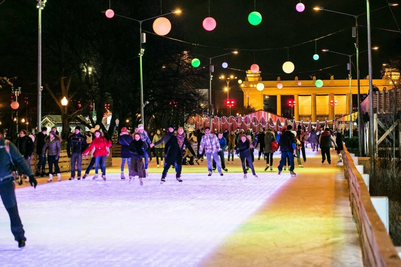 Каток парк горького когда закрытие. Каток парк Горького. Каток на Горького Москва. Каток в парке Горького Москва. Каток в ЦПКИО им. Горького.