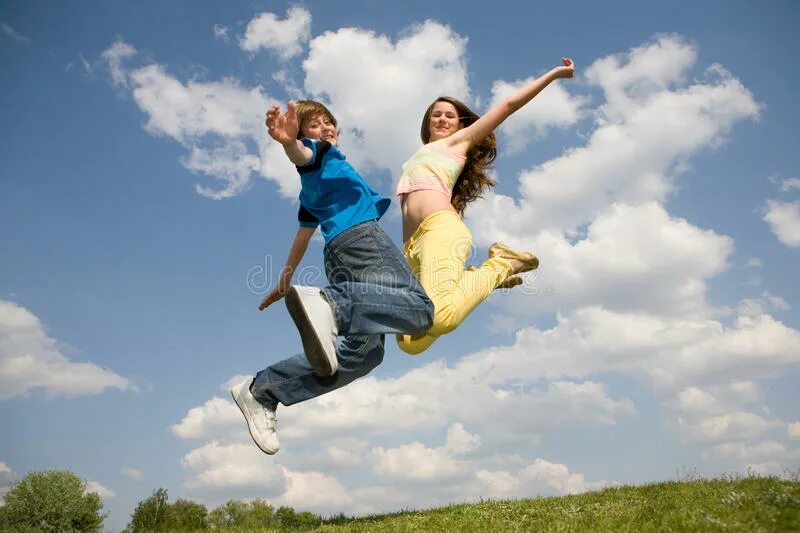 Подросток в прыжке. Счастливые подростки голубое. Радостные друзья-Тинейджеры в прыжке на лугу. Коллаж прыгать.