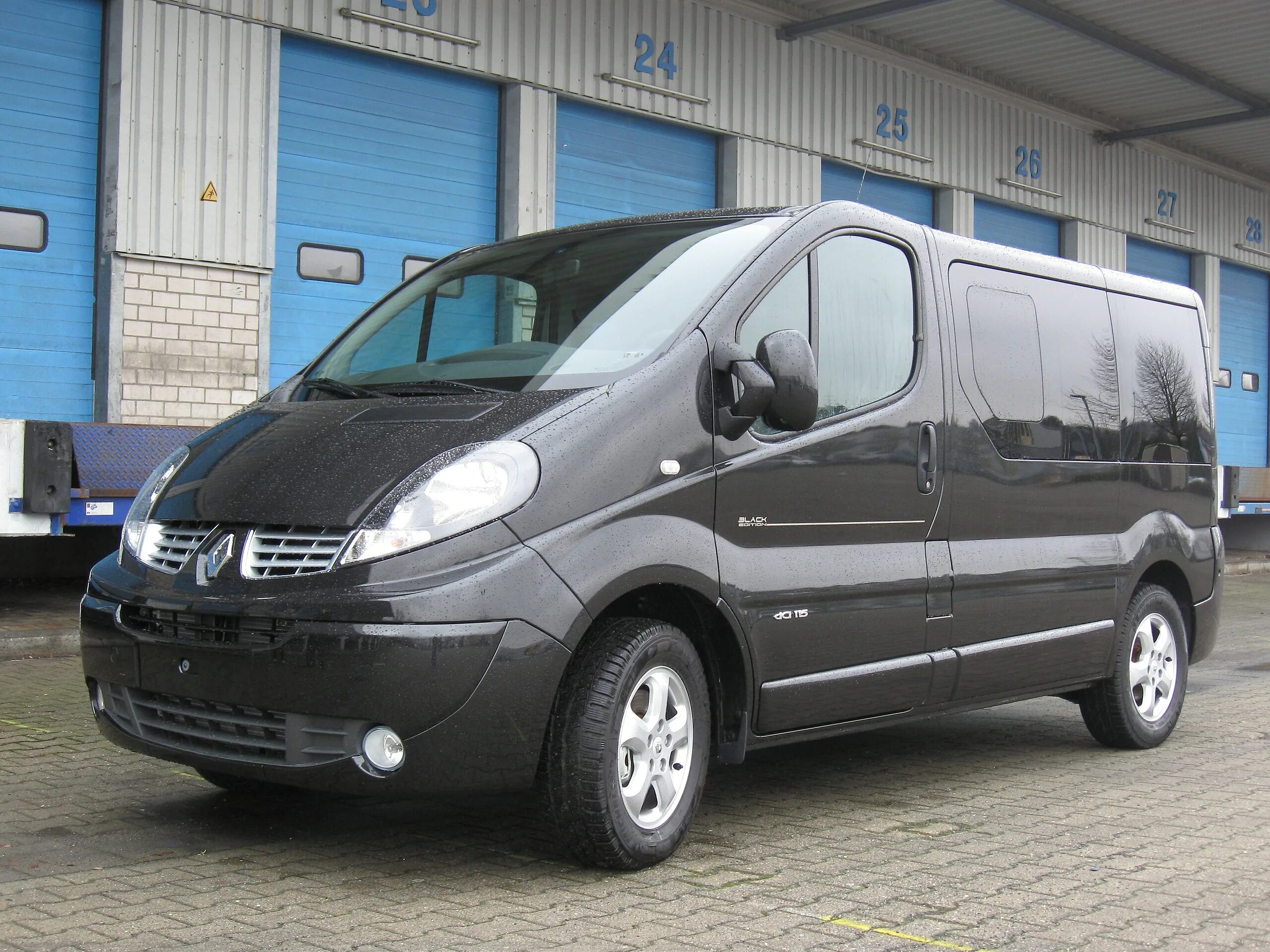 Фото трафик. Минивэн Рено трафик. Renault Trafic черный. Рено трафик 2011. Микроавтобус Рено трафик пассажирский.