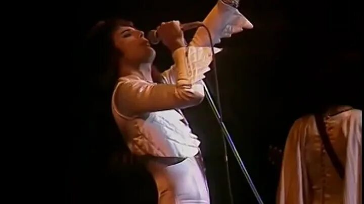 Queen now. Queen Live Hammersmith Odeon 1975. Queen - Live at Hammersmith Odeon 1979 кадры. Фредди Меркьюри Hammersmith Odeon 1975. Live Hammersmith Queen.