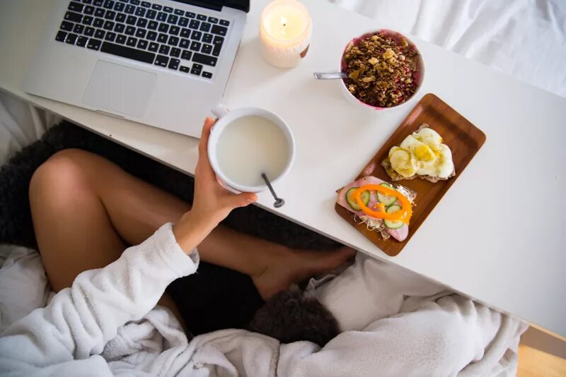 Утром на работе видео. Завтрак в постель. Завтрак с ноутбуком. Завтрак для девушки. Девушка на столе с едой.