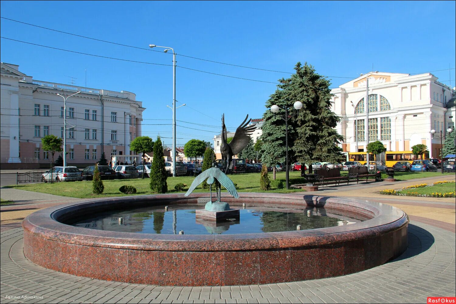 Вокзал гомеля телефон. Фонтан на белорусской. ЖД вокзал в Белово с фонтаном.