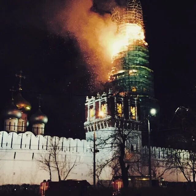 Огни москвы. Новодевичий монастырь сгорел. Вднх пожар. Сожженная москва 1812. Пожар в москве кремалт.