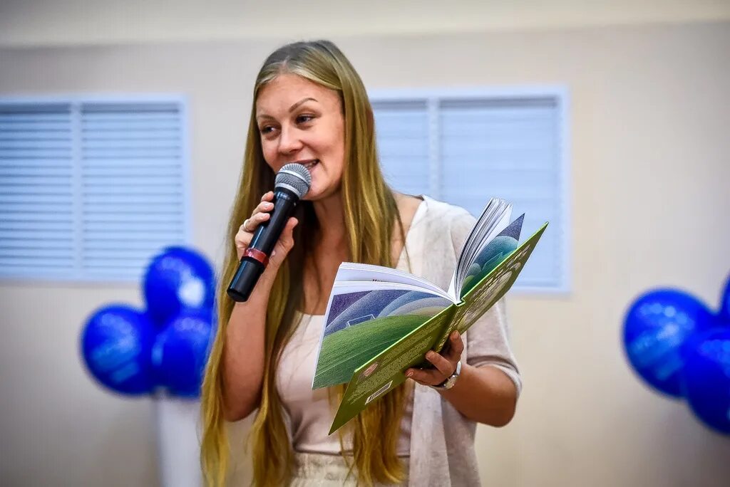 Маша трауб портрет. Встреча с писательницей в библиотеке. Яхина писатель. Писательница встреча. Анна гончарова писательница.