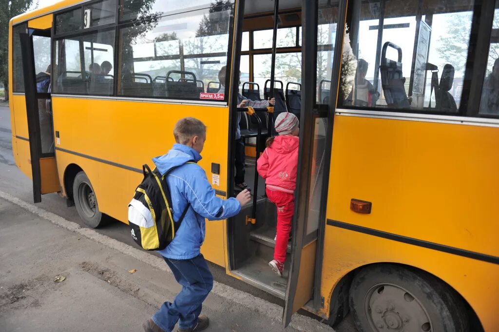 Автобус для детей. Школьный автобус школьники. Садиться в автобус. Дети садятся в автобус.