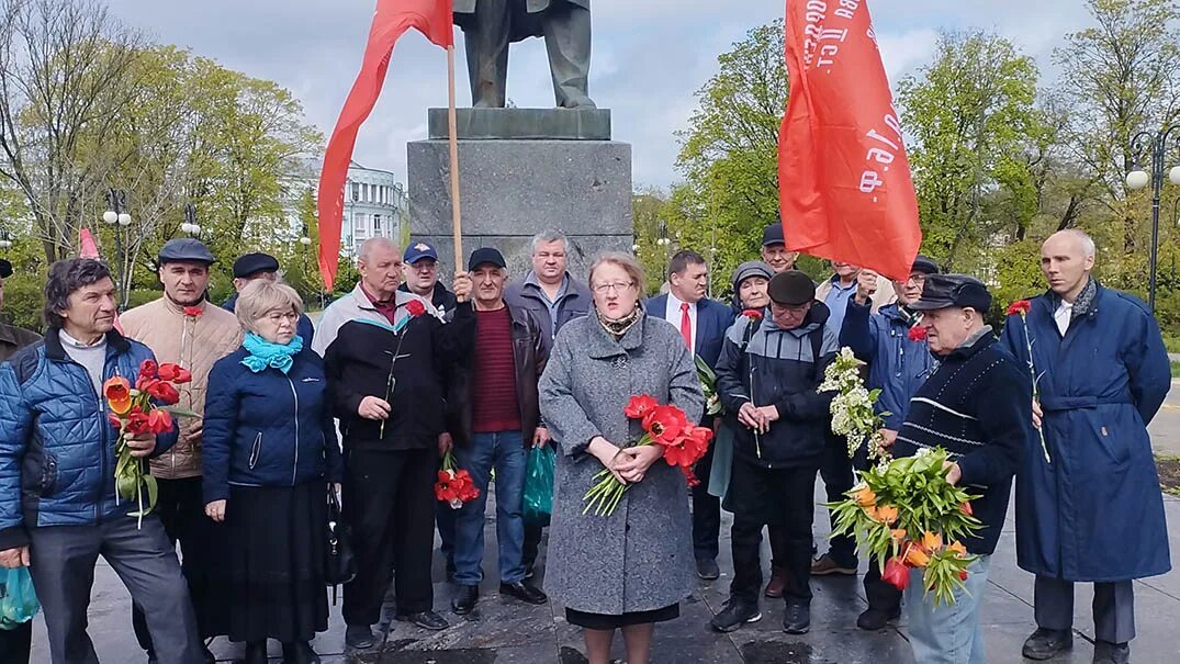 21 апреля день рождения ленина. Памятник на площади. Памятник Ленину. Годовщина Ленина. Памятник Ленину в сквере Ленина.