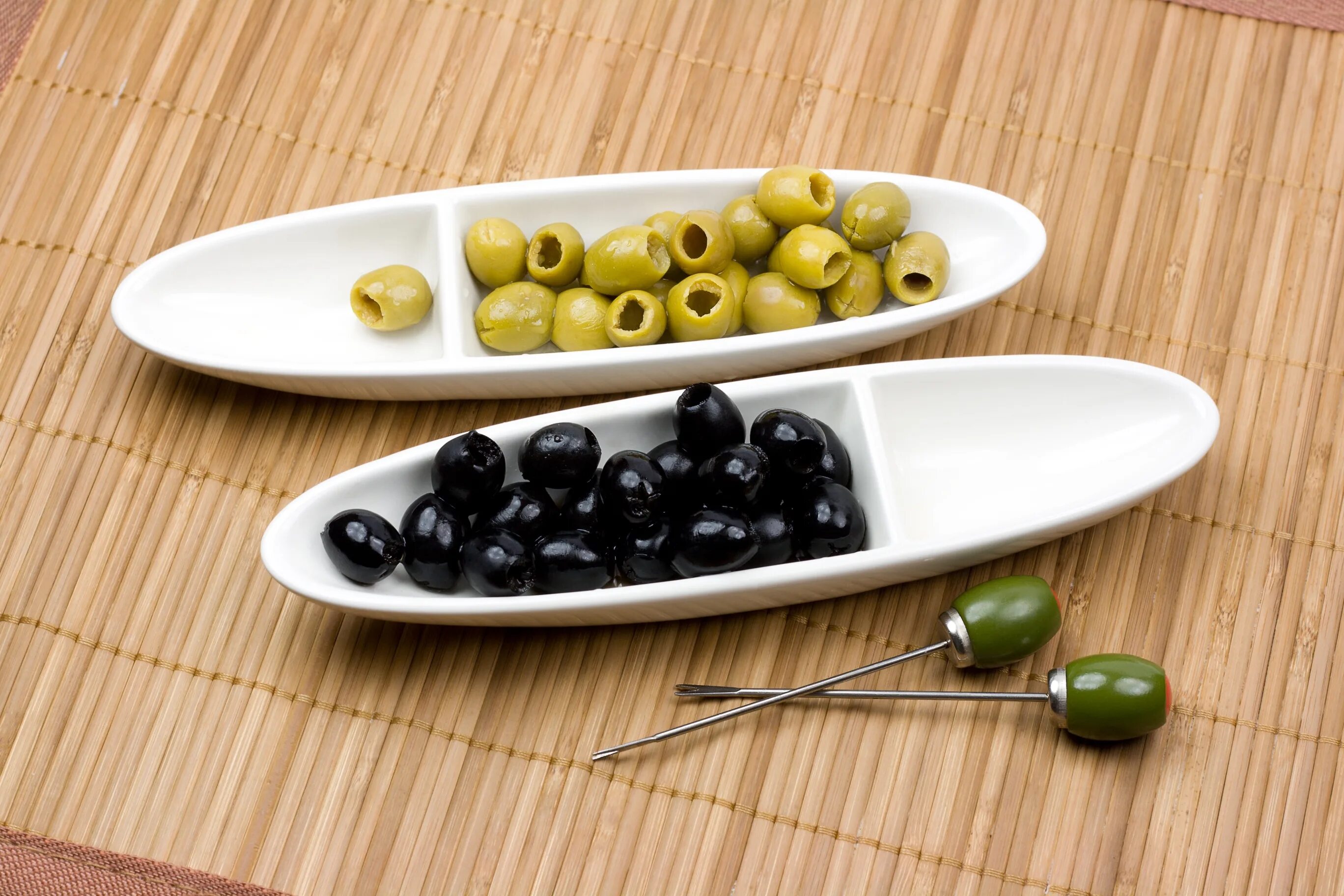 Оливки и маслины. Зеленые оливки или маслины. Маслины от оливок. Оливки на столе.