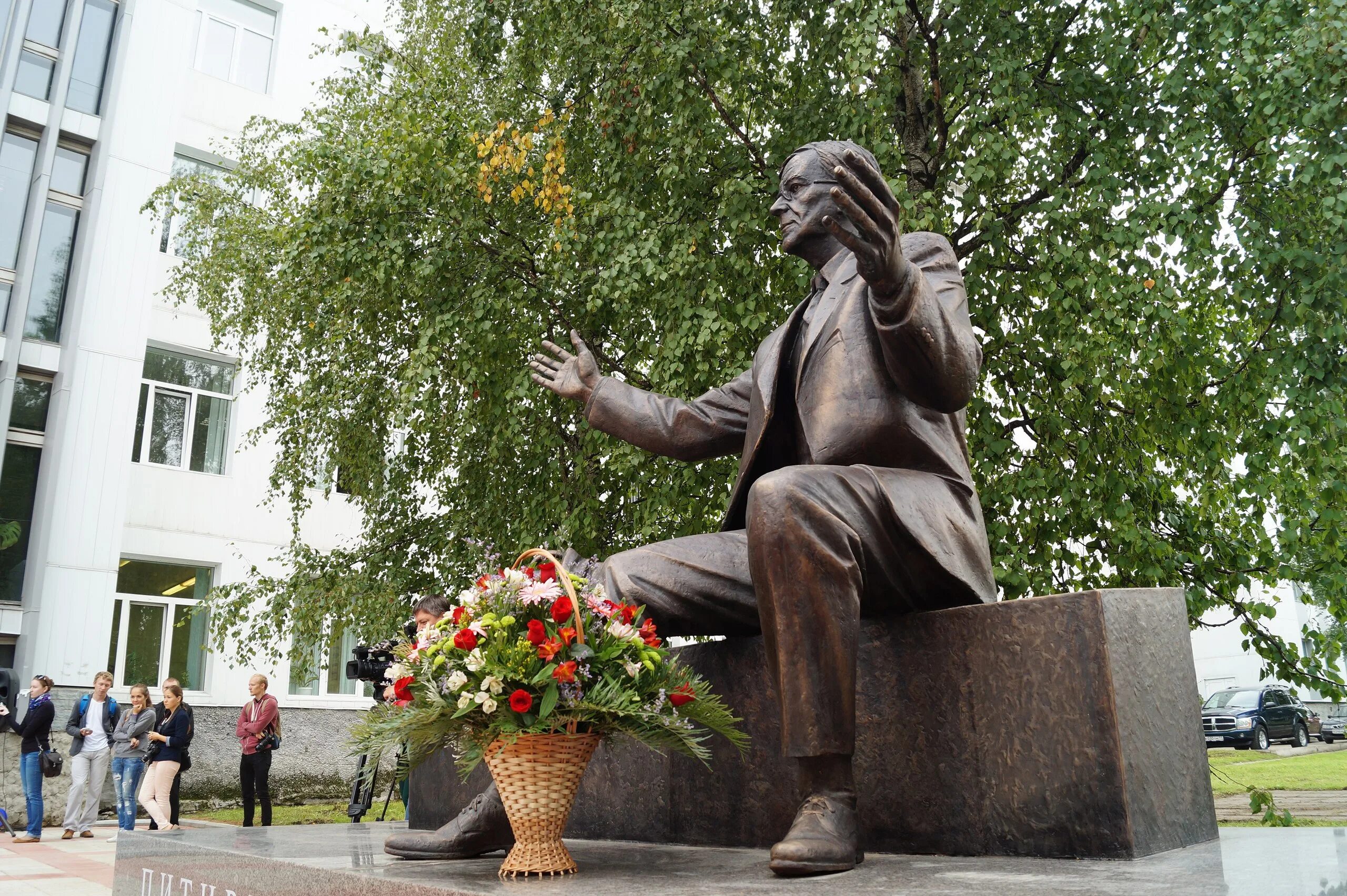 Памятники Сыктывкара. Памятник Питириму Сорокину в Сыктывкаре. Питирим Сорокин памятник в Сыктывкаре. Сыктывкар памятник Сыктывкар.