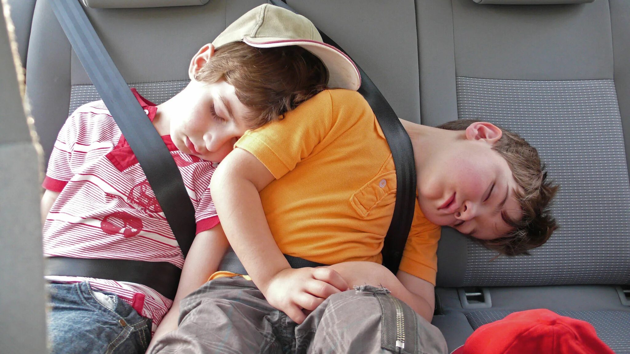 Безопасность ребенка на заднем сидение автомобиля. Ребёнок в автомобиле пристёгнут. Автомобиль для детей. Детские ремни безопасности для автомобиля. Ребенок в детском кресле.