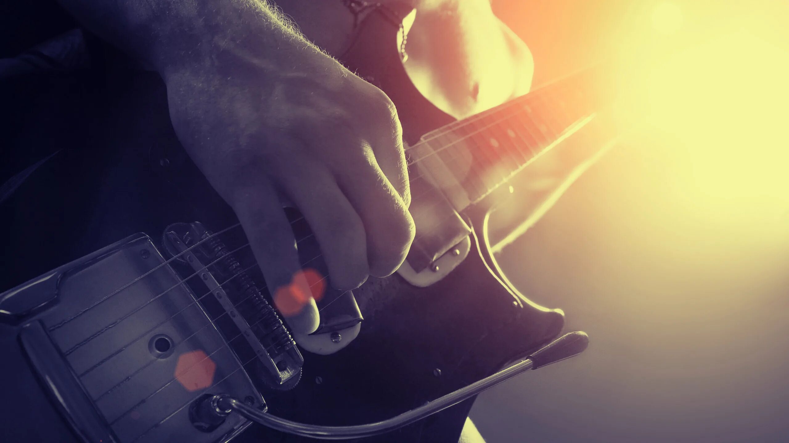 Электрогитара в руках. Рок. Рок. Группа van halen. Гитарист рок группы.