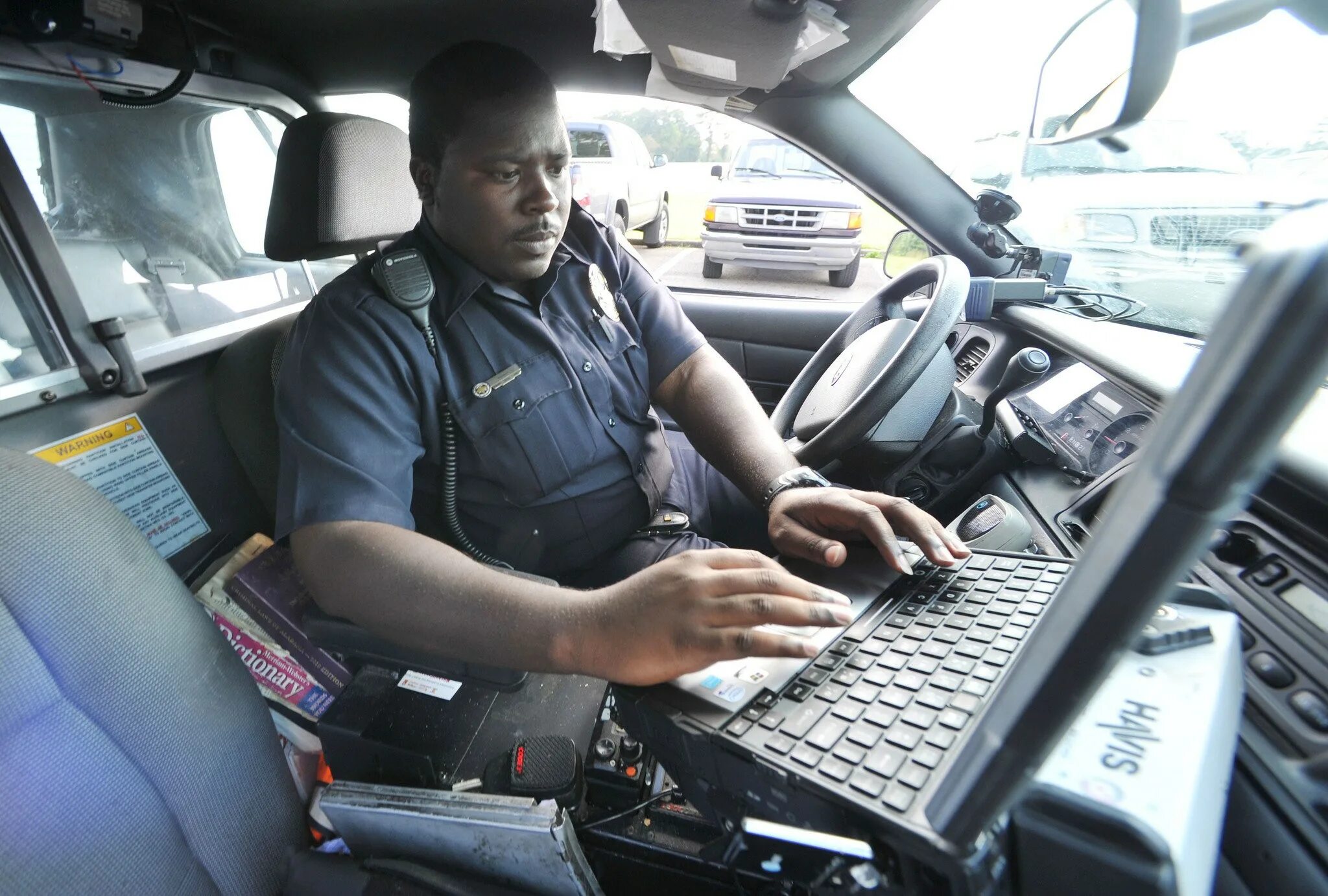 Биометрическая база. Полицейский за компьютером. Полиция компьютер. Полиция за компьютером. Police computer.