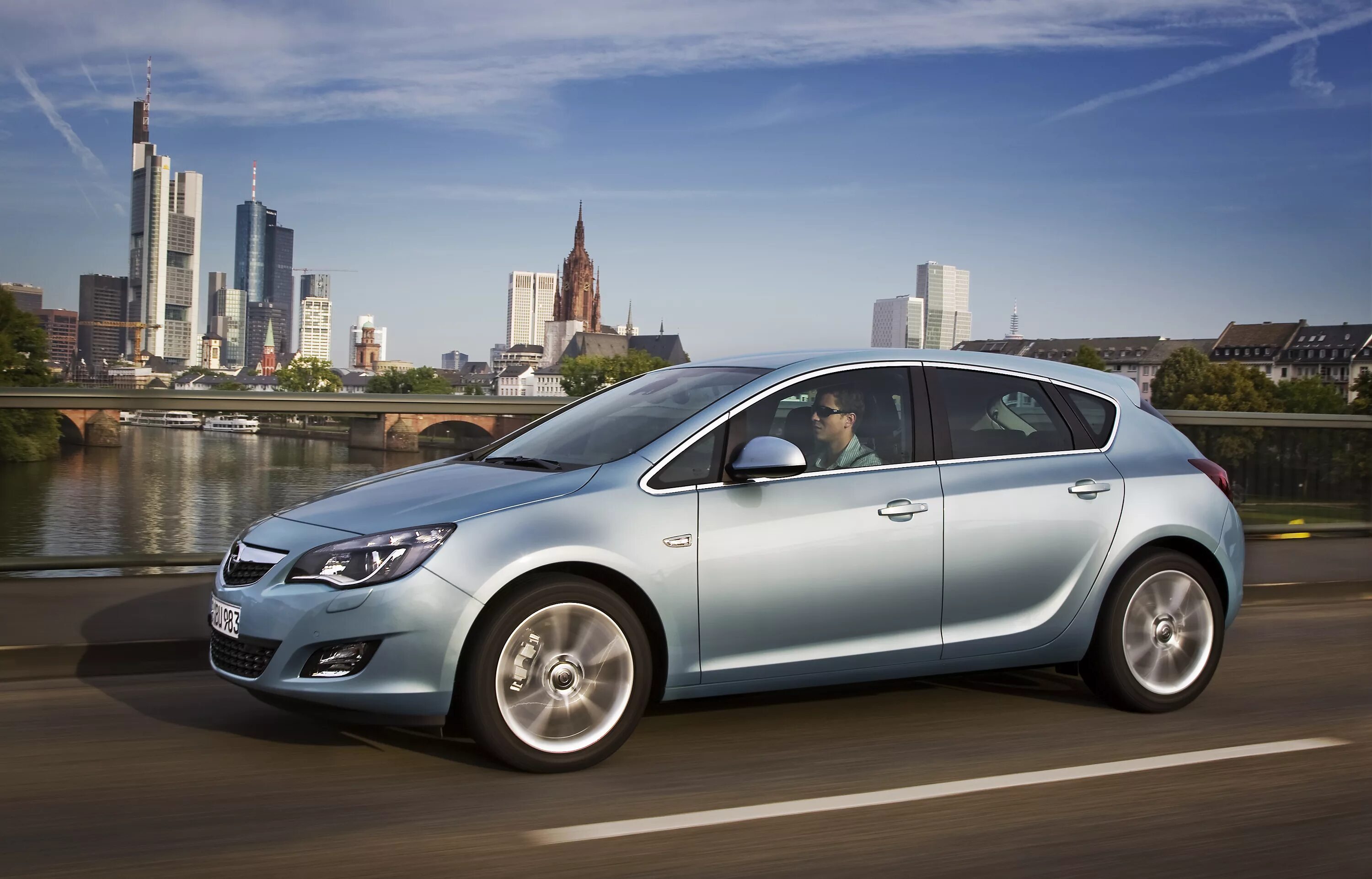 Опель 1.3 отзывы. Opel Astra Hatchback 2010. Opel Astra 2010 хэтчбек.