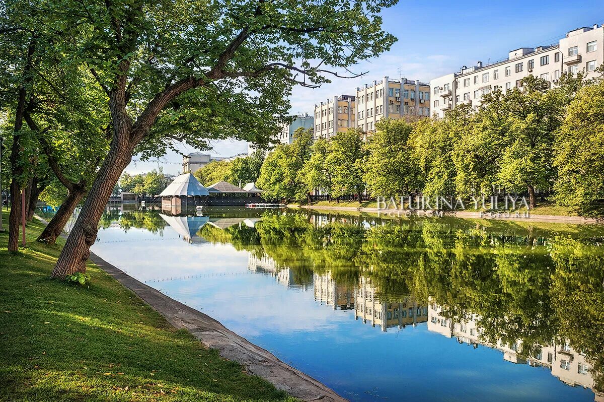 Патриаршие пруды пресненский район. Чистые пруды москва архитектура. Сквер патриаршие пруды. Патриаршие пруды. Где пруды в москве.
