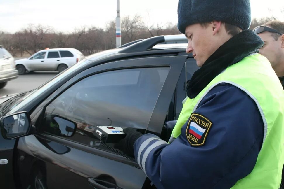 Как ездить тонированным без штрафов. Тонированные окна в машине. Тонировка полиция. Сдирает тонировку. Машина тонированная с водителем.