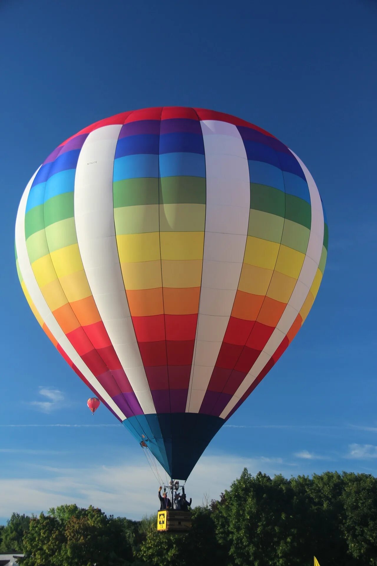 Balloon fly. Воздушный шар. Большой воздушный шар. Воздушный шар с корзиной. Воздушный шар полет.