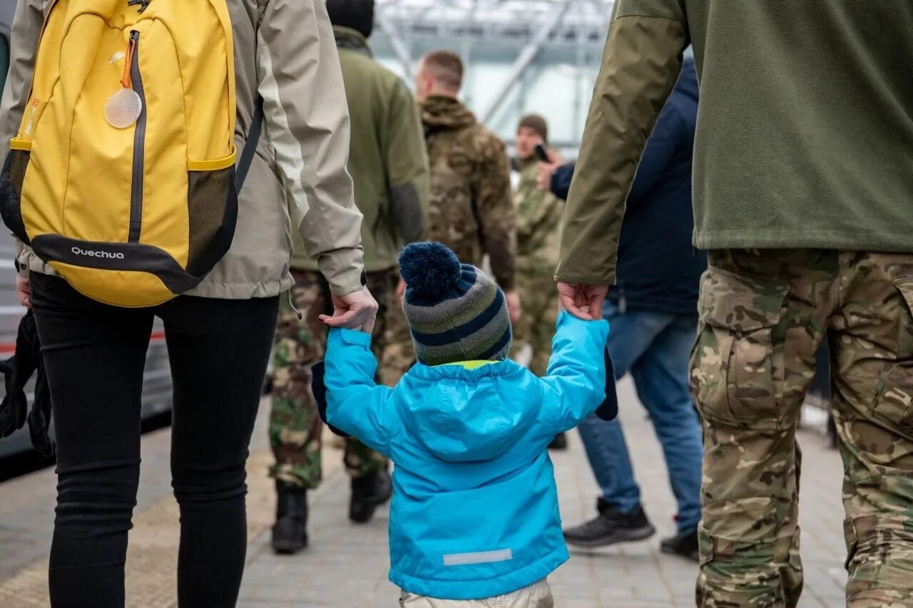 Дети военнослужащих. Российский военный с ребенком. Семья военного. Детские мобилизации.