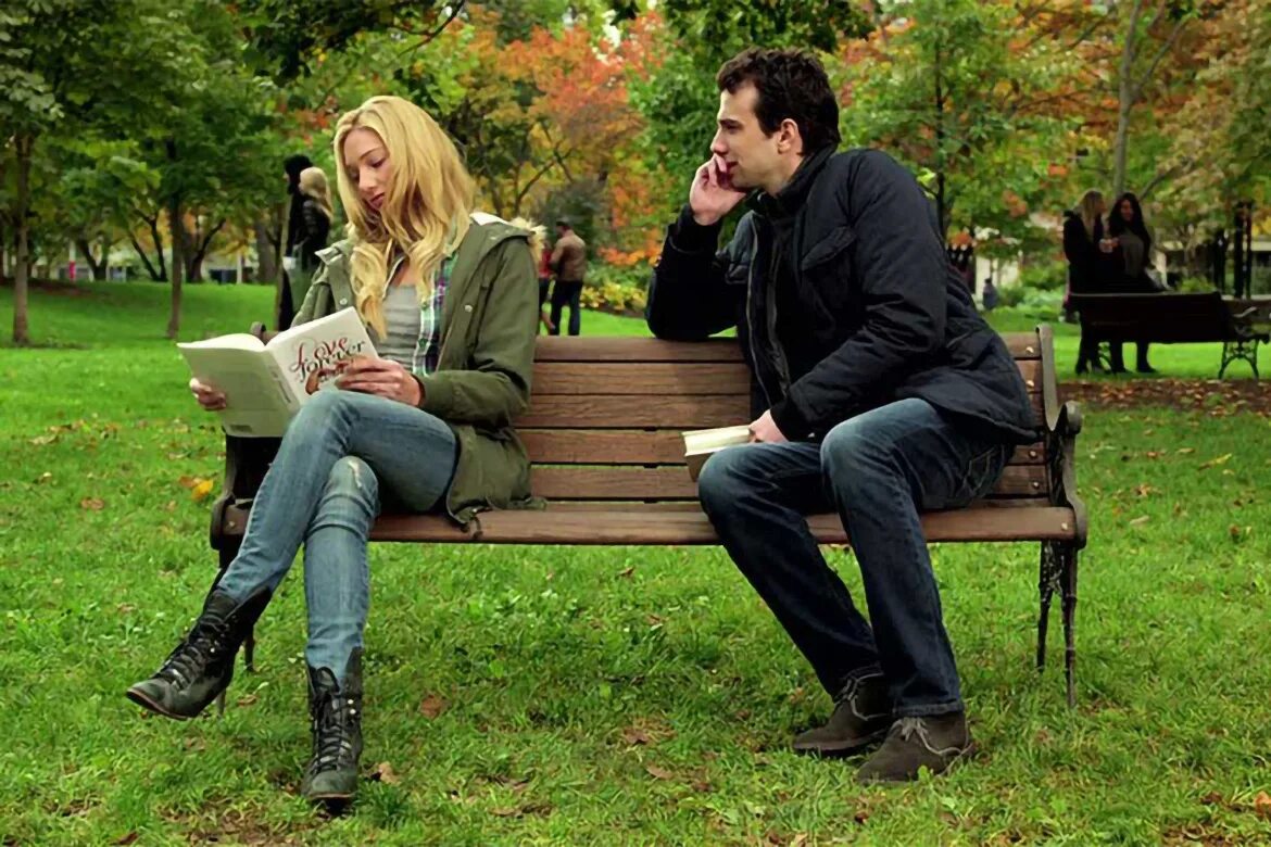 Мужчина и женщина в парке. Девушка на скамейке в парке. Мужчина на скамейке. Парень знакомится с девушкой. Есть простое знакомство