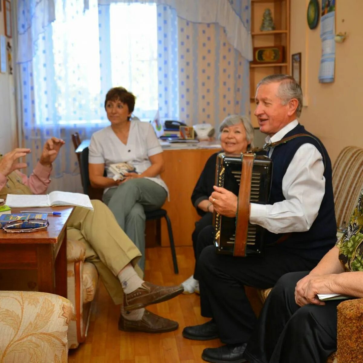 Полустационарные социальные учреждения. Нежинский дом престарелых в Омске. АСУСО «Нежинский геронтологический центр». Учреждения социального обслуживания пожилых людей. Пожилые люди в стационарных учреждениях.