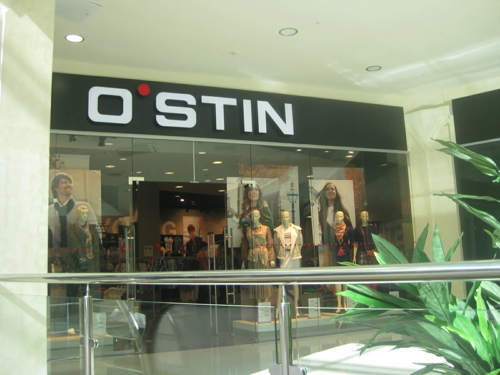 ассортимент одежды. магазин o'stin. остин фото магазина. Ostin витрина. Pafos магазин.