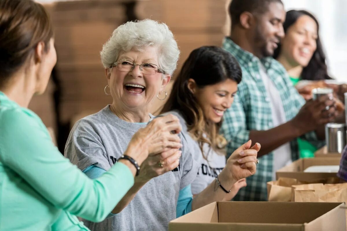 Social help. Человек в окружении друзей. Facilitate. Social help people. Сплочение семьи.