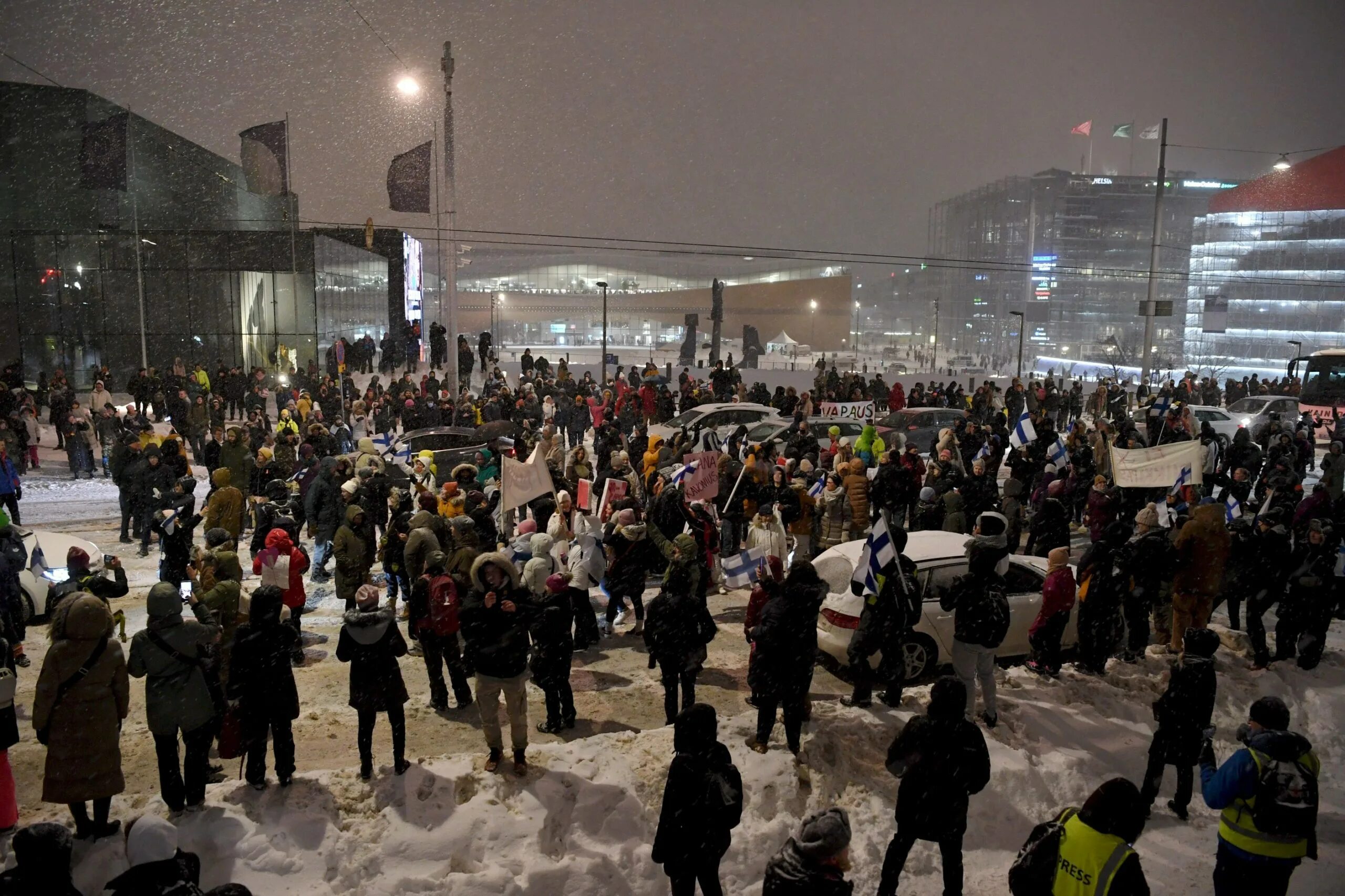 Неделя в хельсинки. Митинг в хельсинки. протесты в финляндии. митинги в финляндии. митинг в хельсинки сегодня.