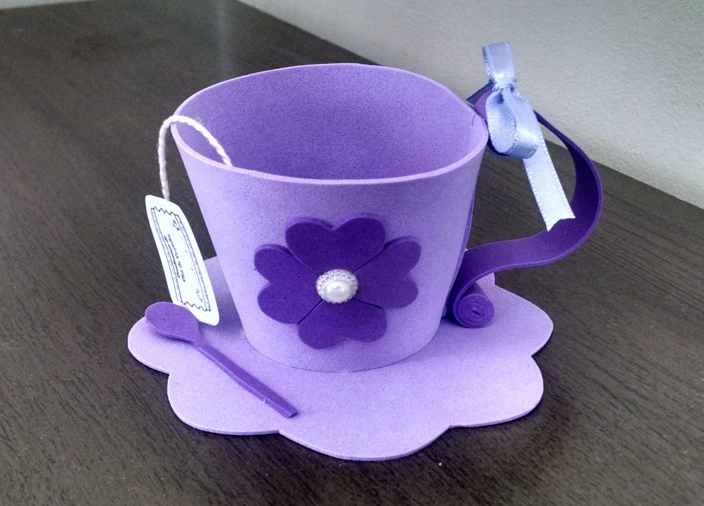 Сделай большую чашку. Сделай большую чашку. Сделай большую чашку. Чашка и блюдце из бумаги. Топиарий кружка в воздухе.