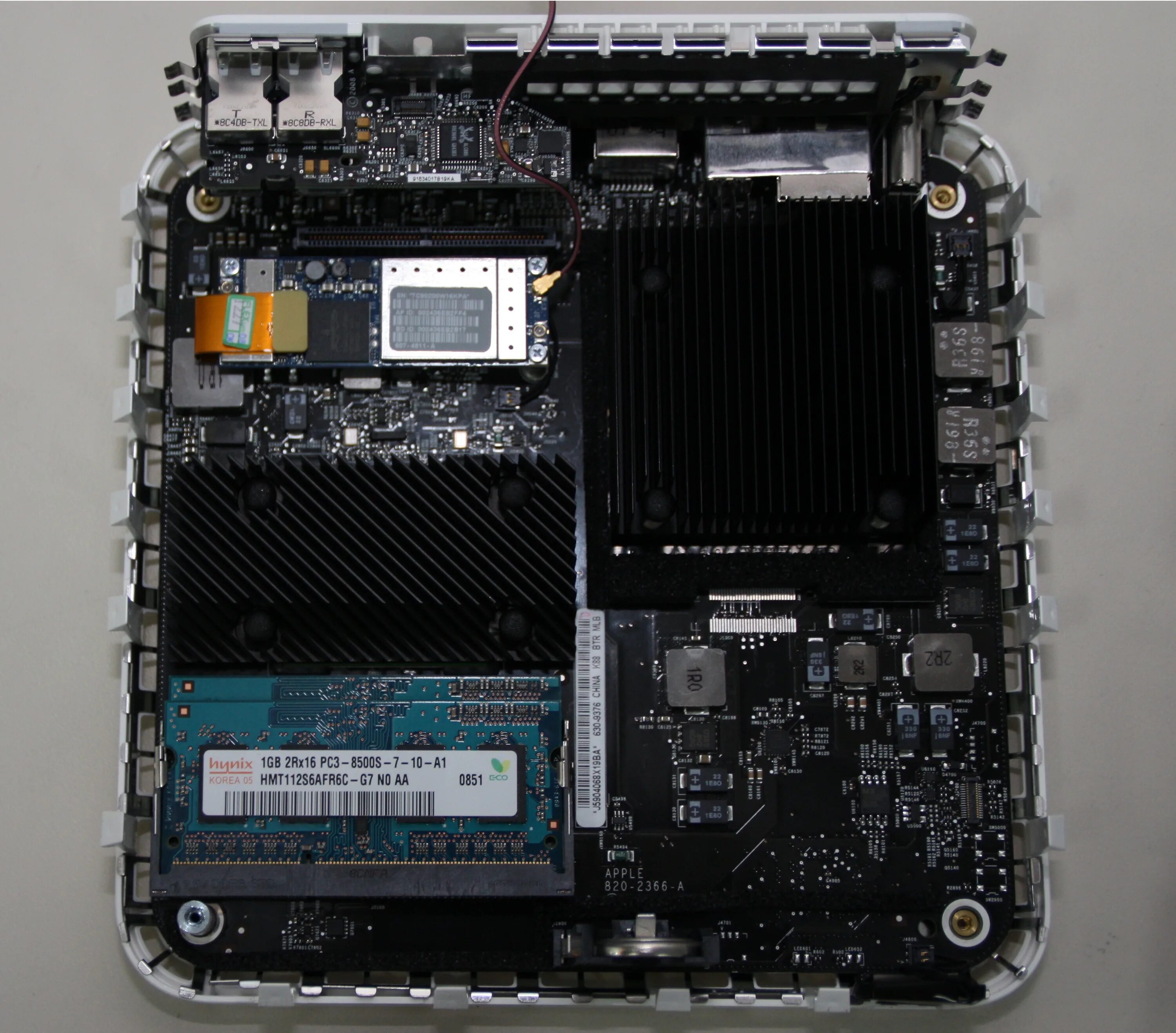 Мак внутри. Mac mini 2009. mac mini m2 pro inside. mac mini m2. mac mini 2009 внутри.