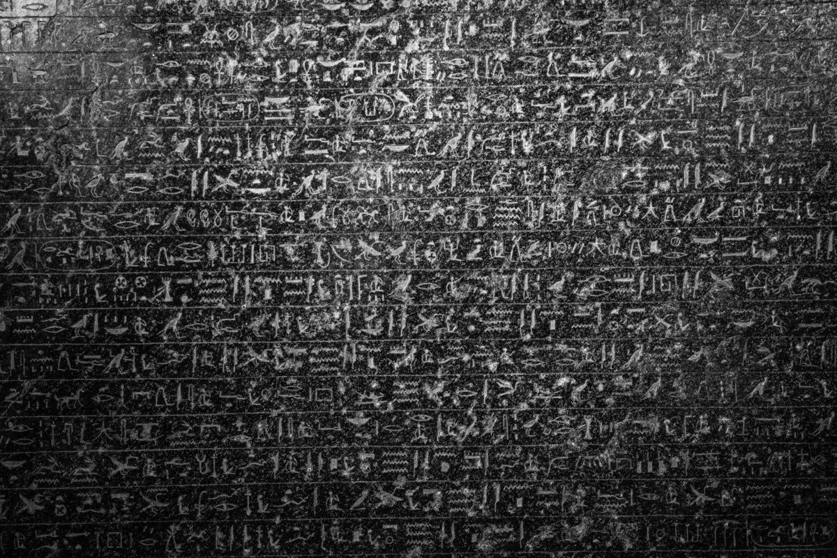 Буквы гибнущее. Иероглифы фон. Египетский фон. Старые письмена. Египетские иероглифы.