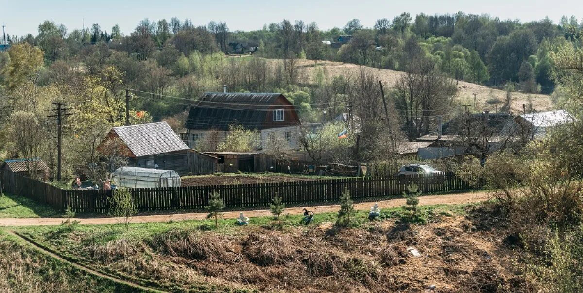 Наличием этого строения отличался поселок от деревни. В деревне и на даче. отличие дачи от деревни. дача и деревня разница. село и деревня разница.
