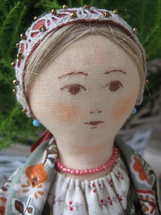 вышитое лицо. художественная вышивка портретов. вышитые кукольные лица. текстильная кукла с вышитым лицом. вышитое лицо.