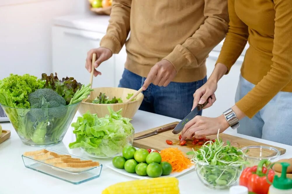Здоровая еда. Как полюбить овощи. Диета для поддержания иммунитета. Насыщение организма полезными веществами фото. Chop vegetables