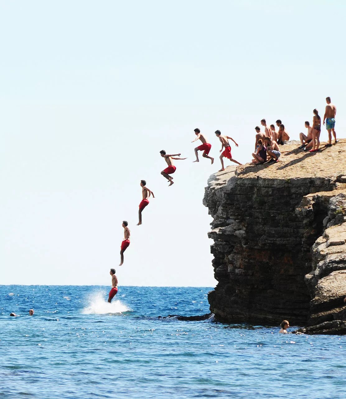 Крым Тарханкут пряжки в море. Тарханкут прыжки. Тарханкут прыжки в море. Черногория пляж Могрен прыжки со скалы.