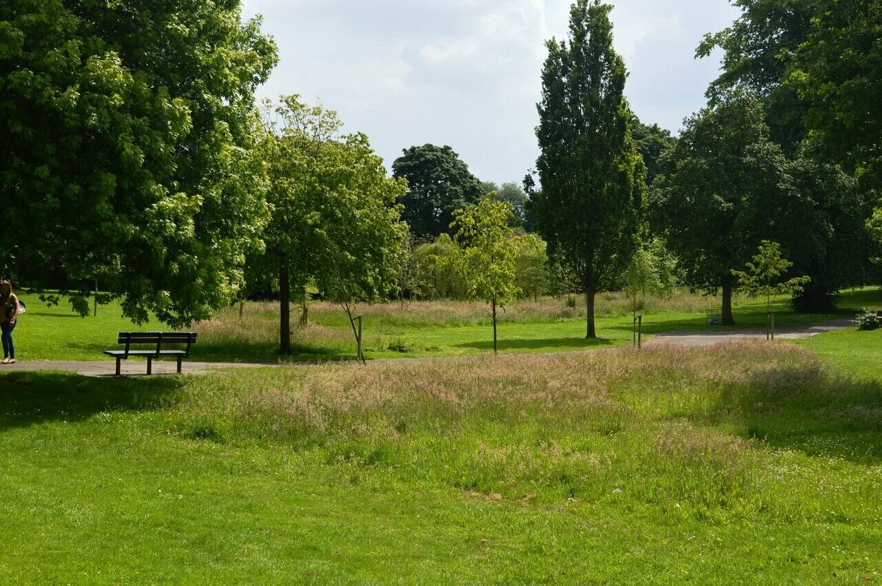 Мур-парк в англии. Красные камни в кисловодске в парке. Холирудский парк. Скальные красные камни. Географический парк «красные камни».