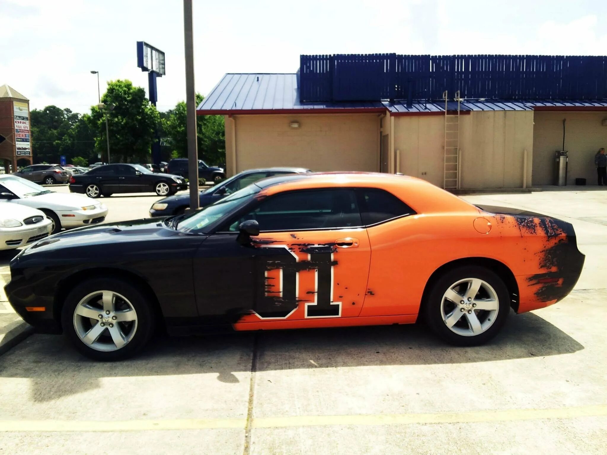 Двухцветный Додж Челленджер. Dodge Challenger окрас. Dodge Charger двухцветный. Винил на Додж Чарджер.