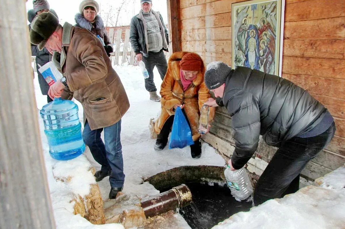 Вылили святую воду. Воду с родника набирали. Набирает воду. О крещенской воде. Набирают Святую воду.