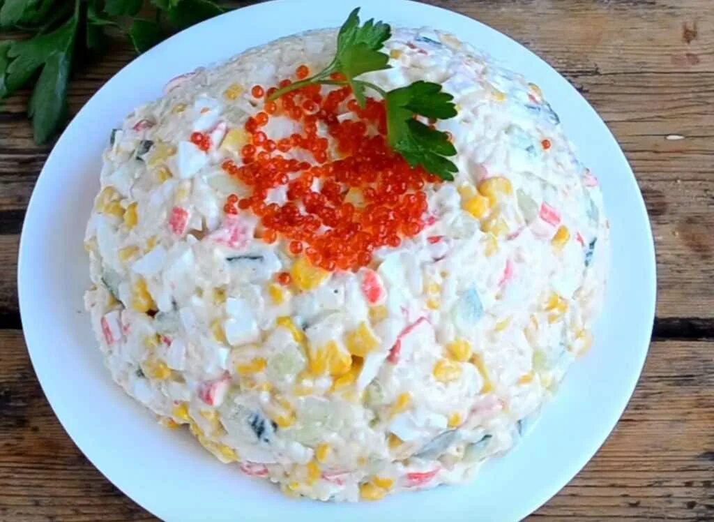 Салат с крабовыми палочками и кукурузой и рисом. Крабовый салаттрецепт. Салат с крабовыми палочками классический. Салат с крабовыми палочками и рисом.