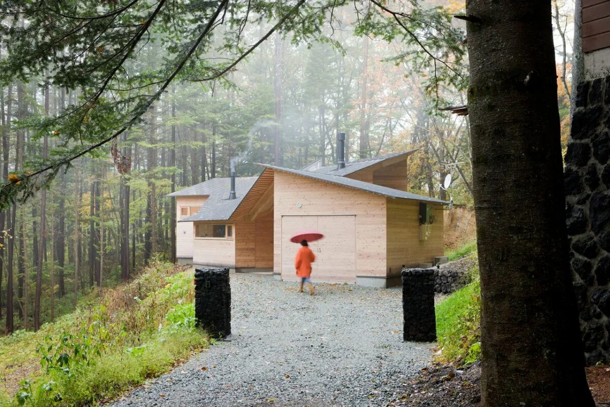 Дом непохожий на другие. Домик Karuizawa 's Forest Holiday распечатка. Cabin Japan. Парящии дом деревянный Шалмин.