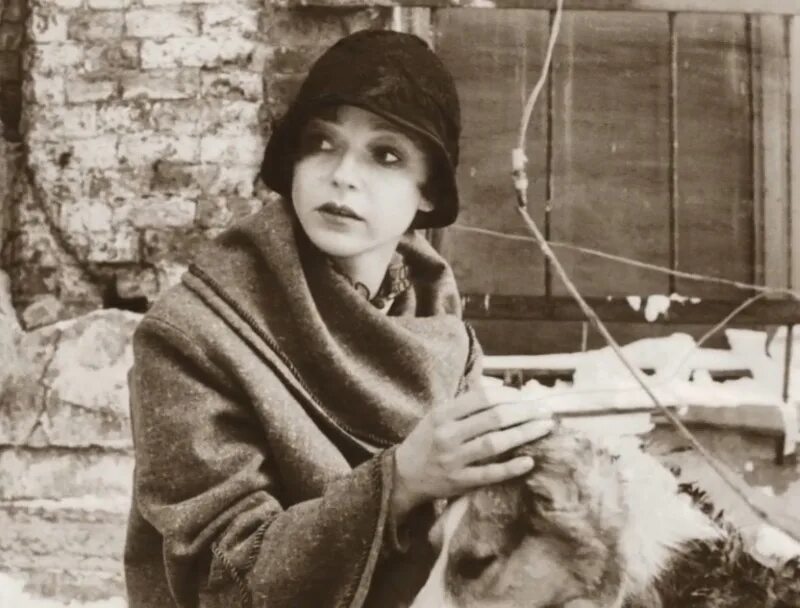 кинематограф для женщин единственное утешение в жизни. машинистка собачье сердце. машинистка собачье сердце. собачье сердце машинистка. собачье сердце васнецова.