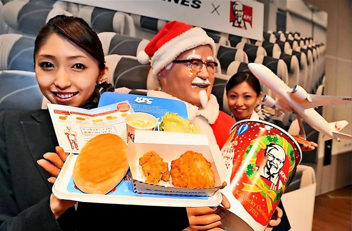 Включи в чикен гане есть. KFC В Японии на новый год. Японцы едят KFC на Рождество.