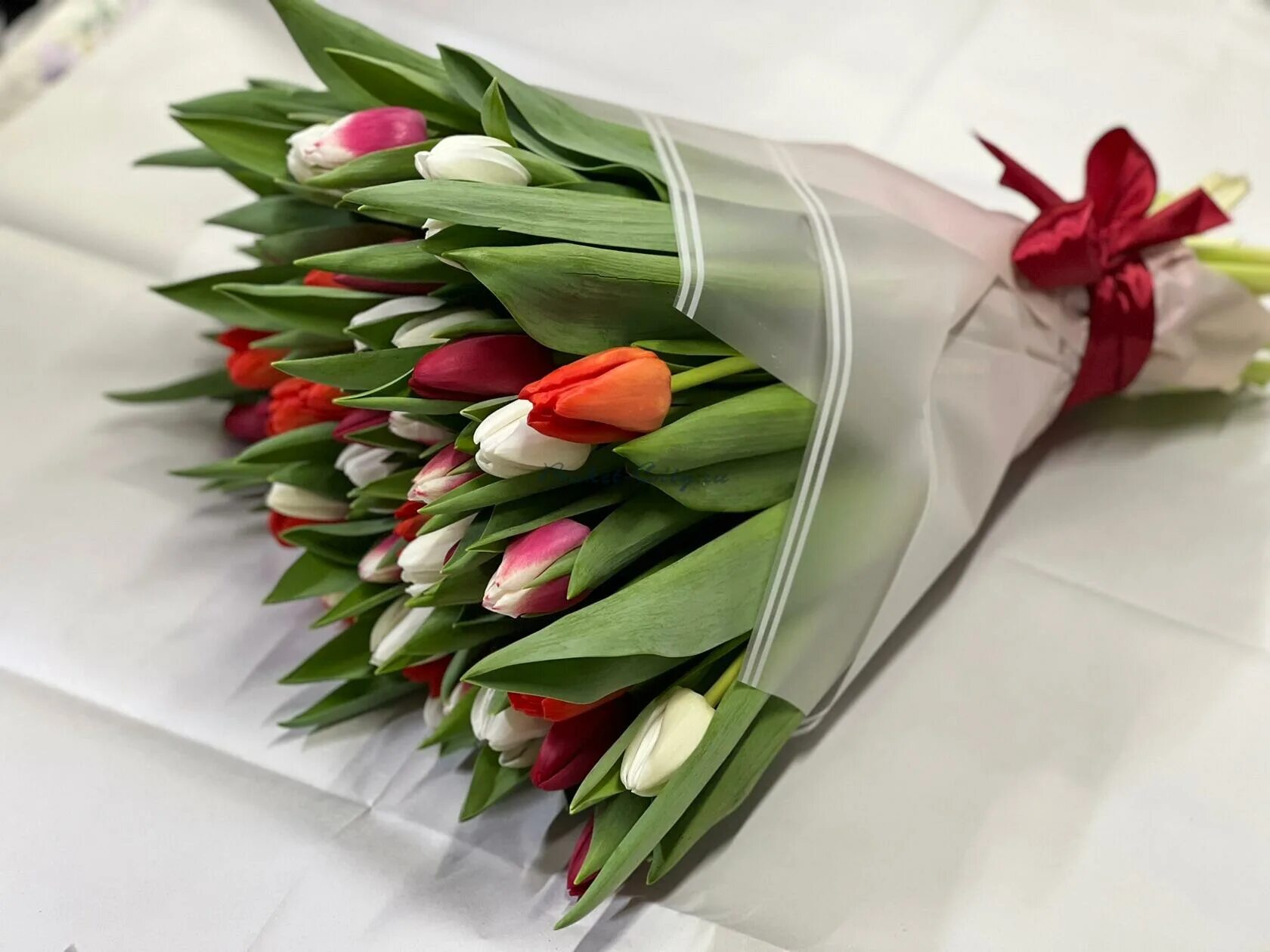 Букет тюльпанов. Тюльпаны в крафтовой бумаге. Упаковка тюльпанов в бумагу. Тюльпаны букет в бумаге. Как упаковать тюльпаны.