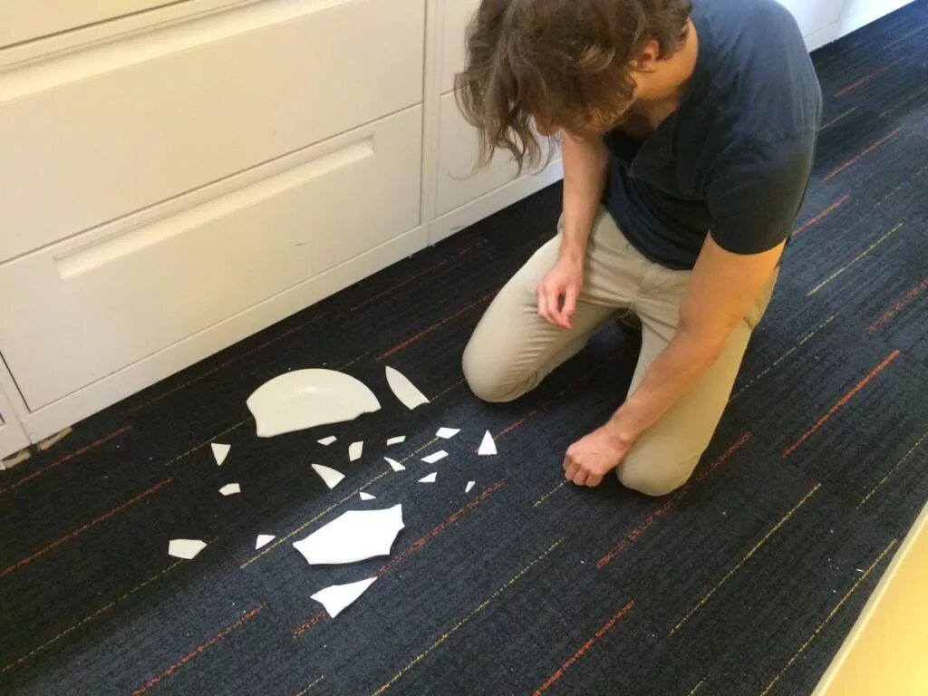 Разбил пол. Разбить посуду. Разбитая посуда на полу. Пол с разбитой посудой. Ребенок разбил.