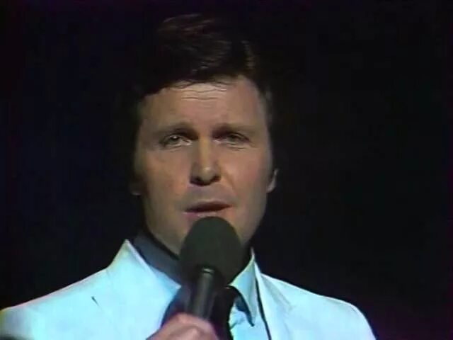 Лев лещенко динамо. Лев лещенко 1987. Лев лещенко. Лещенко 2023. Баста лев лещенко нам не жить.