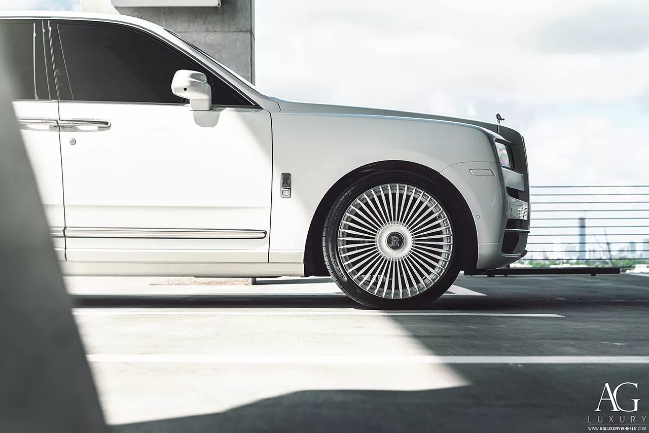 Диски роллс ройс. Шины на Роллс Ройс. Rolls Royce Cullinan Rotiform Wheels. Диски Rolls Royce Cullinan.