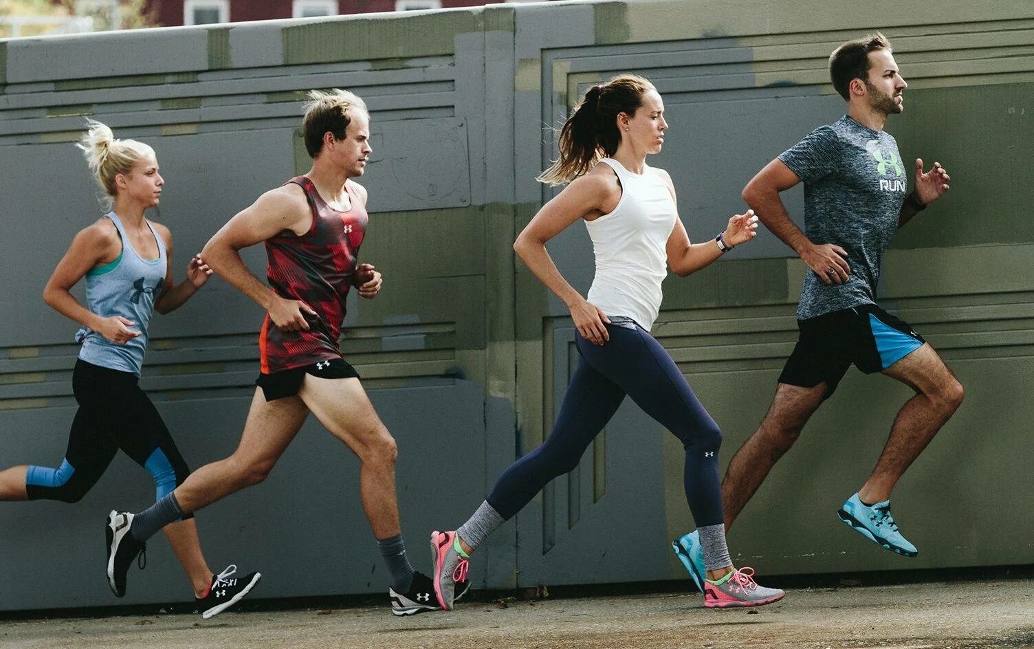 Run wife run. Спортсмен бежит. Девушка на пробежке. Темповый бег. Две девушки бегают.