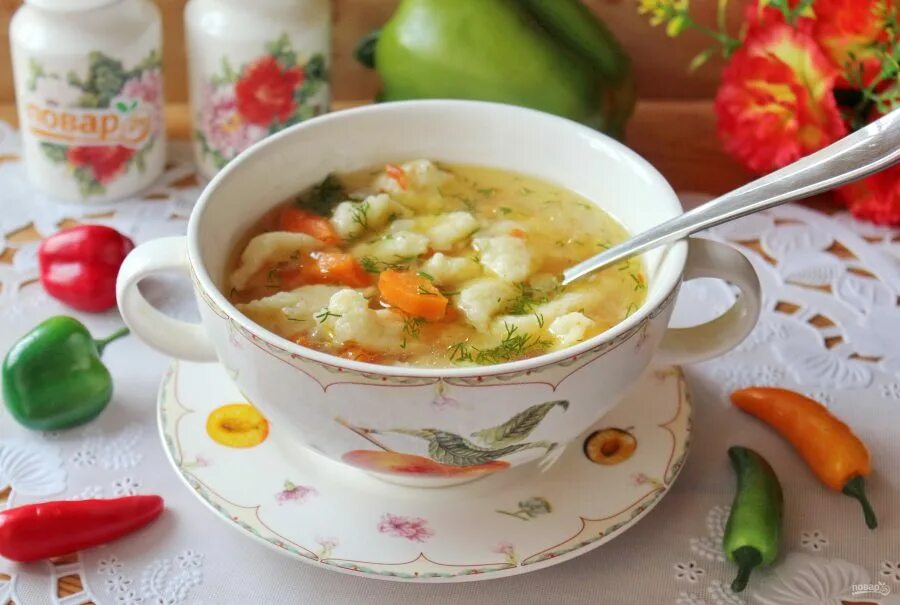 Суп с клецками. Куриный суп с клецками. Прозрачные супы с клецками. Картинки суп с клецками. Детский суп с клецками