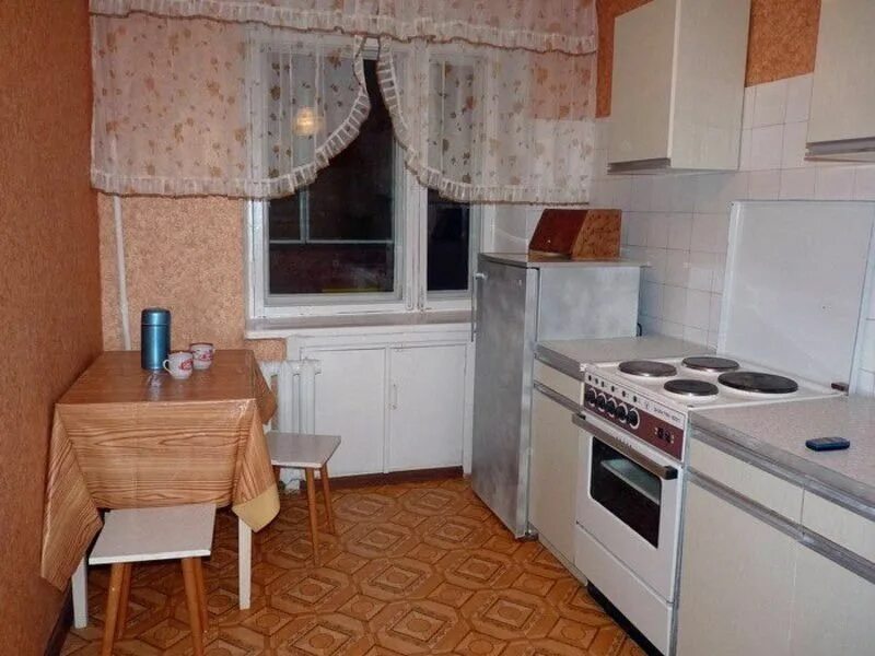 Аренда квартир хрущевка. Хрущевка кухня без ремонта. кухня в хрущёвке без ремонта. квартира в обычном состоянии. квартиры улучшенной планировки кухня.